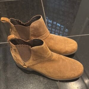 Teva Tan Heeled Boots with Elastic Panels